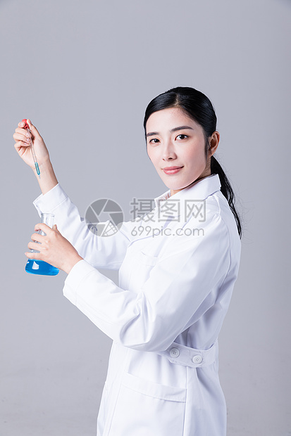 女科学家手拿试管做实验图片