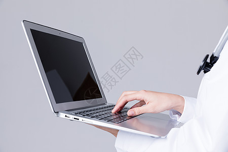 年轻医生操作笔记本电脑图片