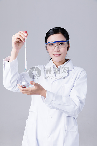 女科学家手拿试管做实验图片