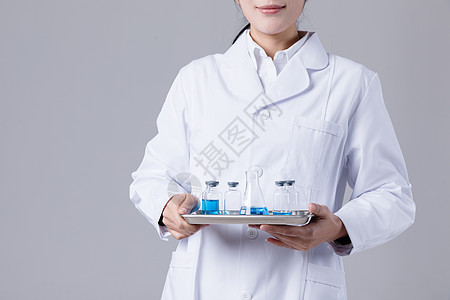 护士医药烧瓶年轻医生手拿医药托盘药瓶液体背景