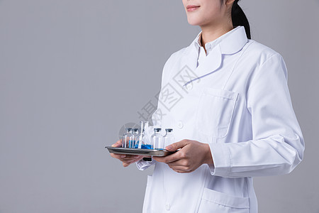 护士医药烧瓶年轻医生手拿医药托盘药瓶液体背景