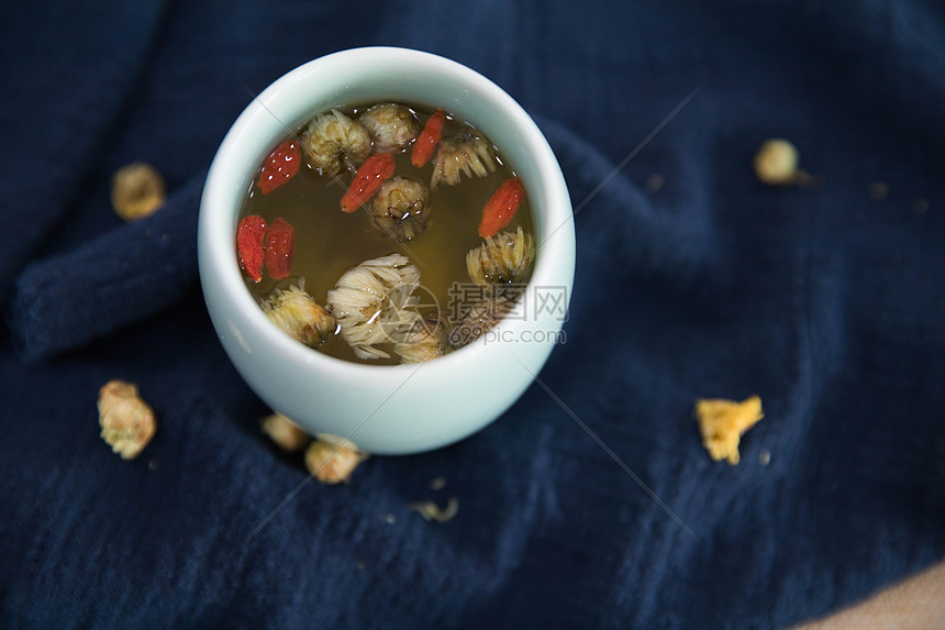 刚泡的菊花枸杞养生茶图片
