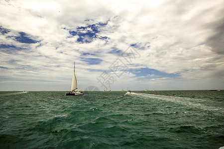 毛里求斯海平线上的船帆图片