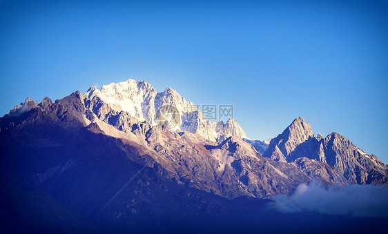 丽江冬天玉龙雪山日照金山图片