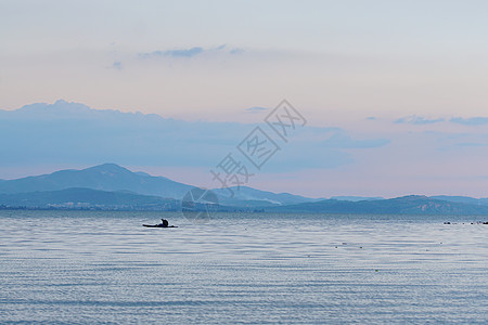 洱海日出大理洱海打鱼渔民背景