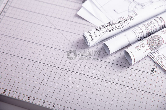 工程图纸做图工具平铺在桌面上图片