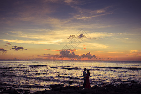 浪漫婚纱夕阳晚霞下的情侣背景