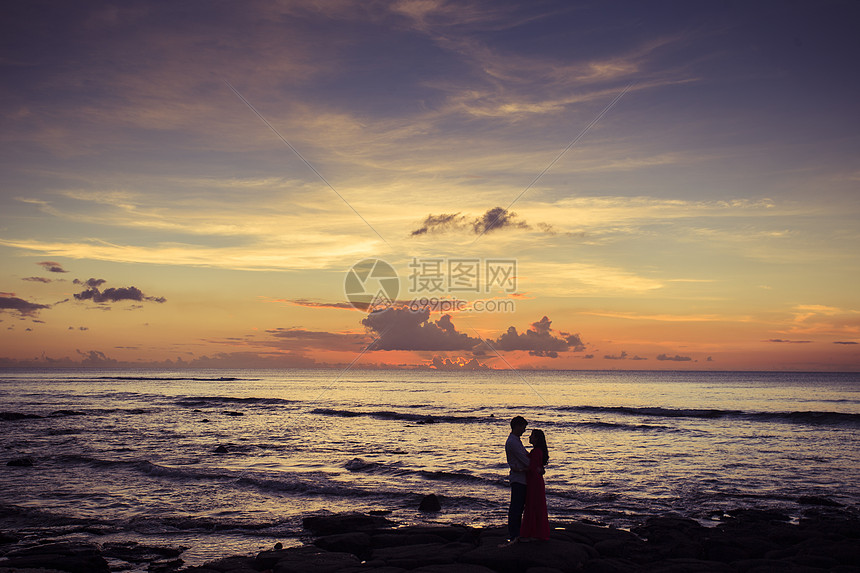 夕阳晚霞下的情侣图片