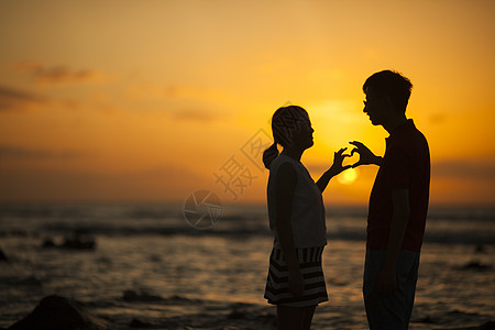 浪漫婚纱夕阳晚霞下的情侣背景