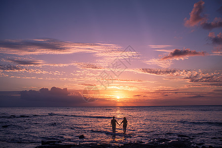 幸福一生夕阳晚霞下的情侣背景