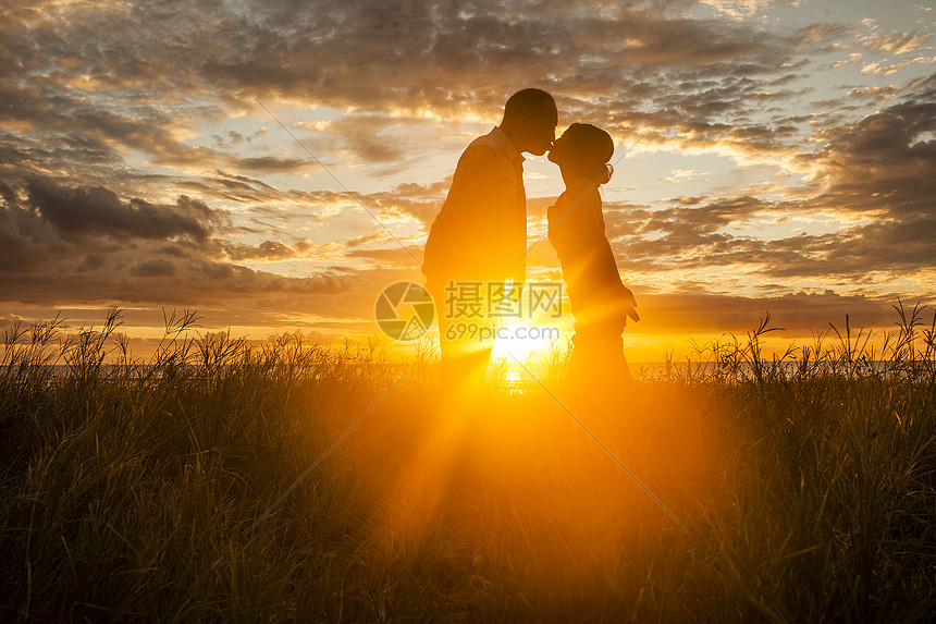 夕阳晚霞下的情侣图片