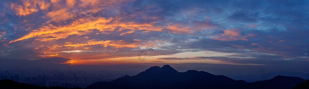 多彩霞光火烧云山脉全景背景