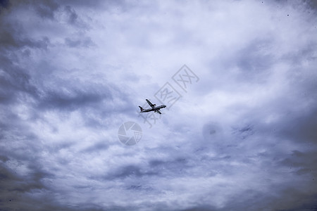 恶劣天气下的飞机高清图片
