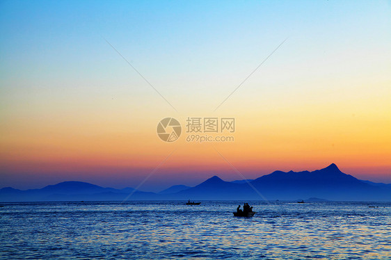 海边山脉夕阳美景图片