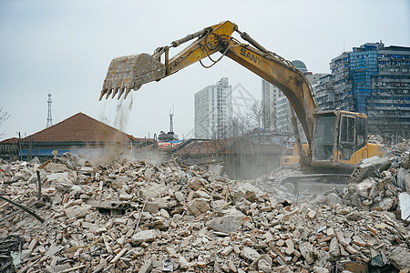 挖掘机配件拆迁废墟与挖掘机背景