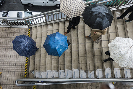 下雨天打伞图片