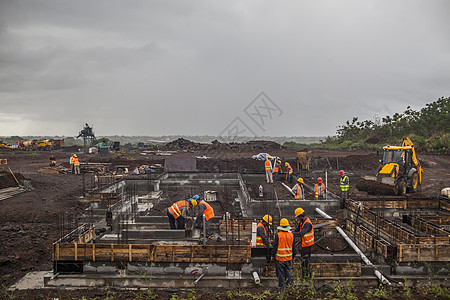 营销型网站建设工地上工人在施工背景