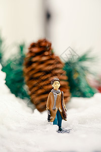 雪地卡通圣诞装置雪地里小人和大松果背景