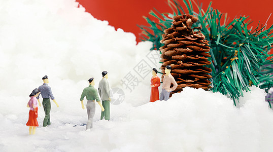 圣诞节人物圣诞装置雪地里小人和大松果背景