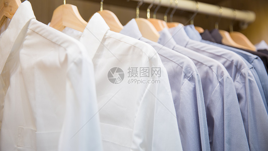 服装店衣架上摆放的衣物图片