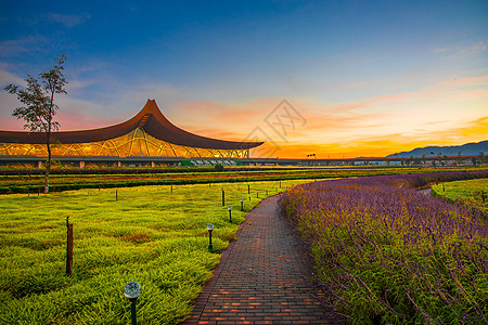 公共空间样机夕阳下的云南昆明长水机场背景