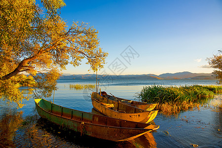 洱海与小船岁月静好的洱海风光背景