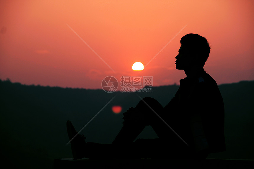 摄图网为您提供照片正版 高清照片下载,该高清照片标题为落日下的男性