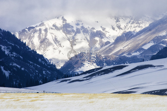 新疆雪山雪原图片