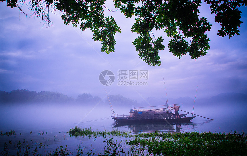 浙江旅游风景区瓯江上的渔船图片