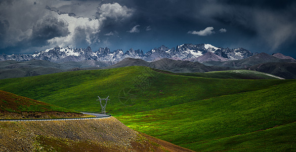 绿色公路雪山草甸背景