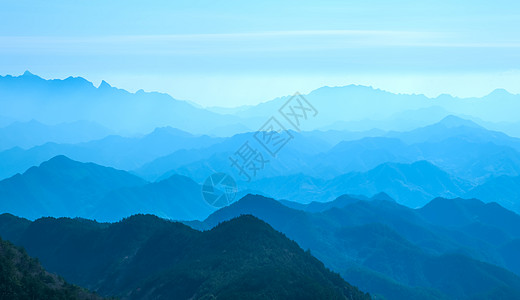 祁连山脉山峦起伏叠嶂图片