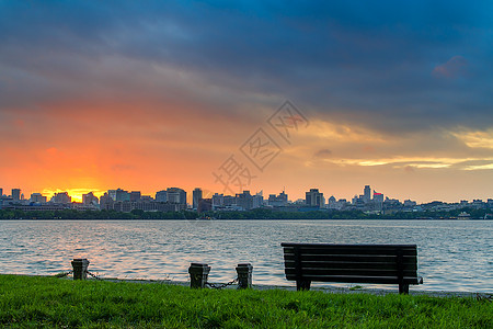 蓝天草地城市西湖清晨的第一缕阳光背景