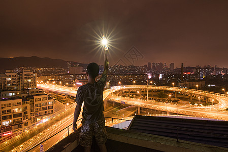 夜晚高楼上的男人背影高清图片