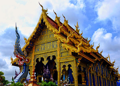 雕塑艺术家泰国清莱蓝庙背景