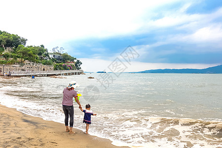 厦门厦大白城沙滩海边的母女背景