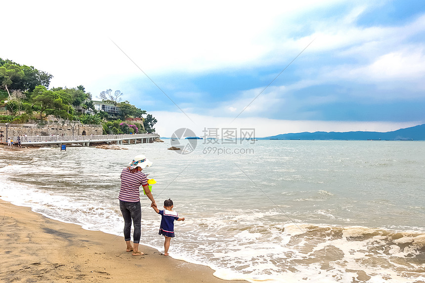 厦门厦大白城沙滩海边的母女图片