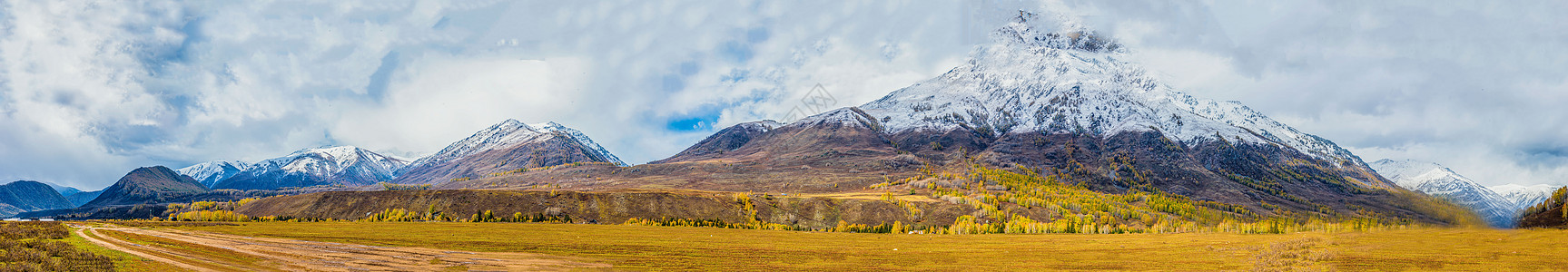 新疆蓝天北疆秋色雪山全景背景