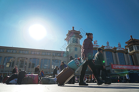 农民北京站坐火车回家的人背景