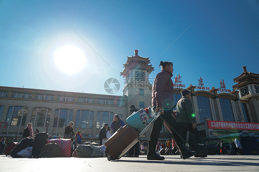 北京站坐火车回家的人图片