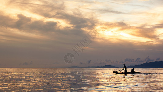 港口渔船夕阳下海边辛勤劳动的渔民背景