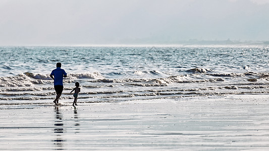 家人海边在海边参加亲子活动的幸福的一家人背景