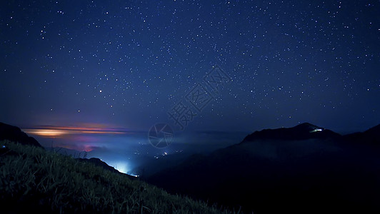 山顶的夜景意境星空高清图片