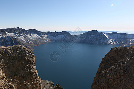 长白松冬天的天池背景