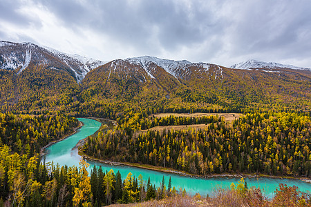 穿过树林阳光喀纳斯湖月亮湾背景