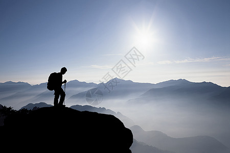 一个人旅行登上山顶俯视群山的人设计图片