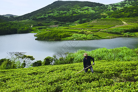 瀑布山水山间劳作的农民背景