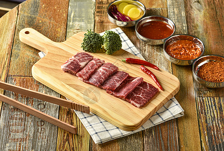 一大桌火锅配菜食材牛肉背景