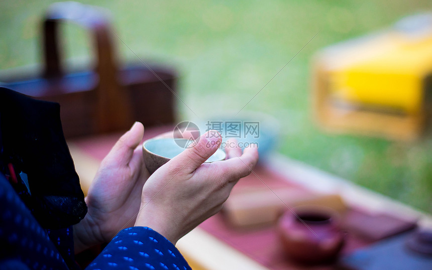 手捧一杯热茶图片