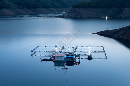 双龙圈素材宁静水上的房子小船背景