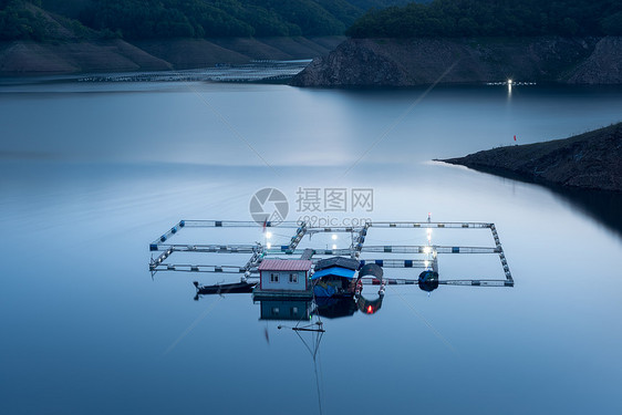 宁静水上的房子小船图片